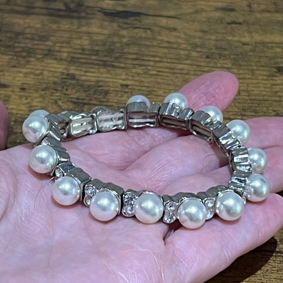 Pearl & Rhinestone Stretch Bracelet - Picture 3 of 5